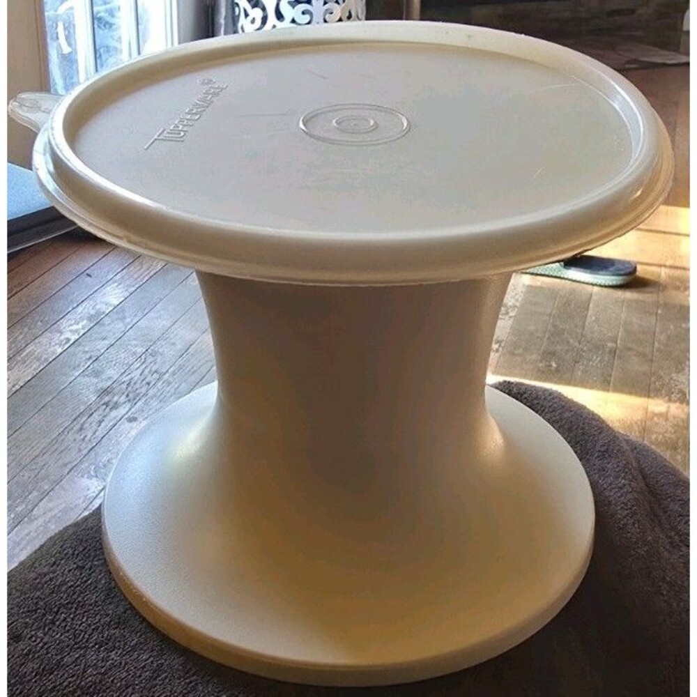 Tupperware 1533-3 Pedestal with lid